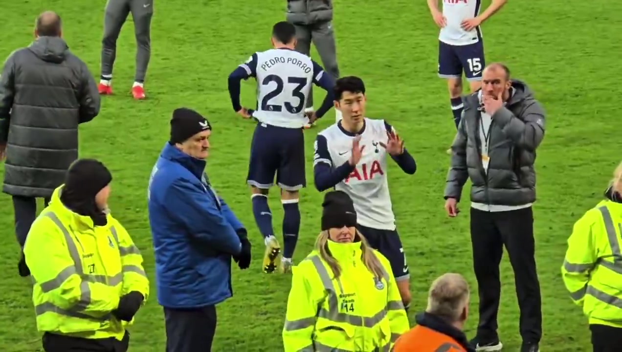 金年会金字招牌诚信至上热刺近6轮痛吃5负！队长孙兴慜赛后举手向热刺远征球迷示意道歉