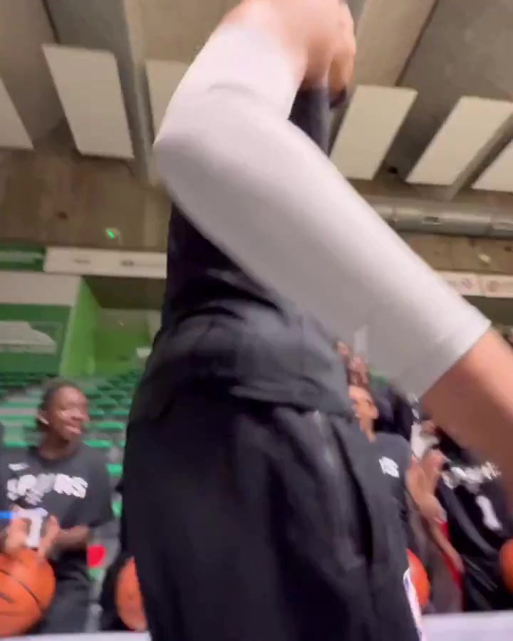 金年会体育在巴黎人气很高！文班回到以前比赛的体育馆 为球迷签名合影