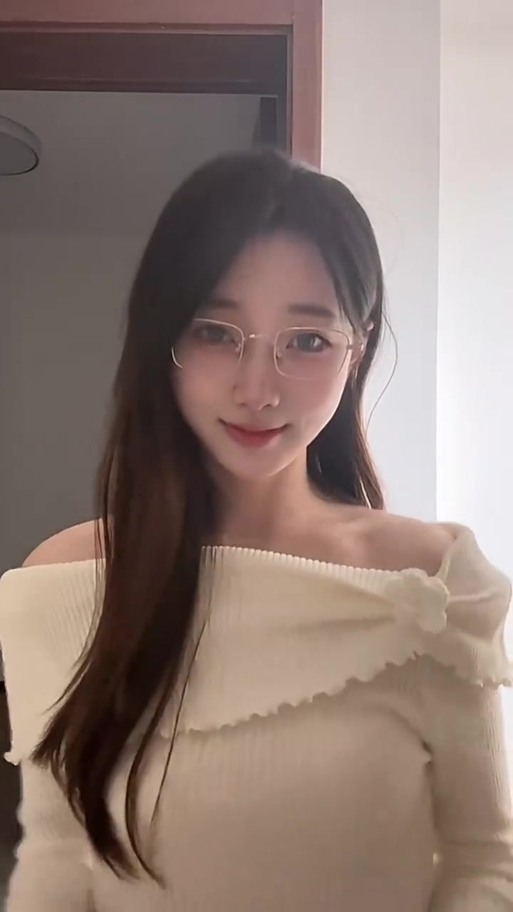 金年会金字招牌诚信至上😏开始玩反差这一套？阿芙更新视频：戴眼镜果然怪怪滴~