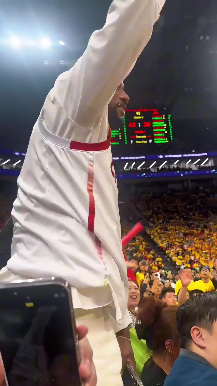 金年会金字招牌诚信至上威姆斯身穿徐杰的国家队2号球衣现场观战：必须来支持我的兄弟们