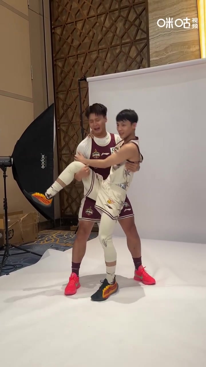 金年会体育老队友拍定妆照😘赵睿公主抱徐杰 随后还将徐中锋背起