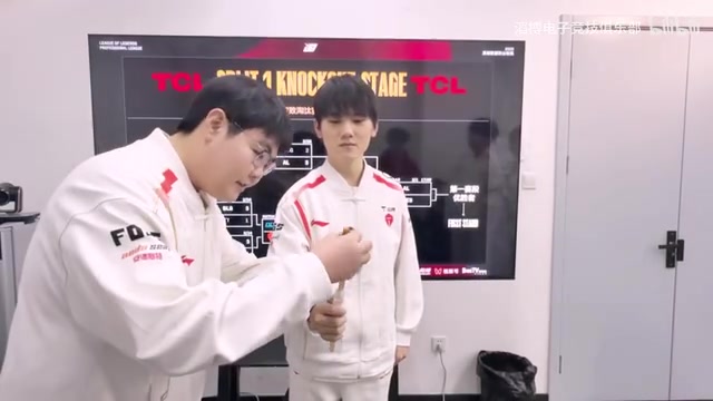 金年会金字招牌诚信至上省流：五个串子！TES赛后整活 一人串一个糖葫芦 我们目标一串五！