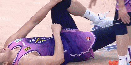 jinnianhui金年会希望没事🙏邹雨宸上篮被顶到膝盖倒地 队医检查后到场边休息