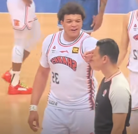 金年会官方：洛夫顿对裁判使用不当手势&发表不当言论合计停赛2场 罚5万