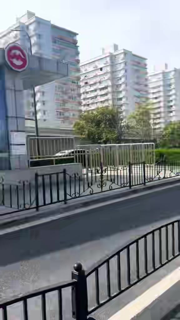 金年会金字招牌信誉至上真惬意！洛夫顿骑着共享单车在上海游玩 非常开心