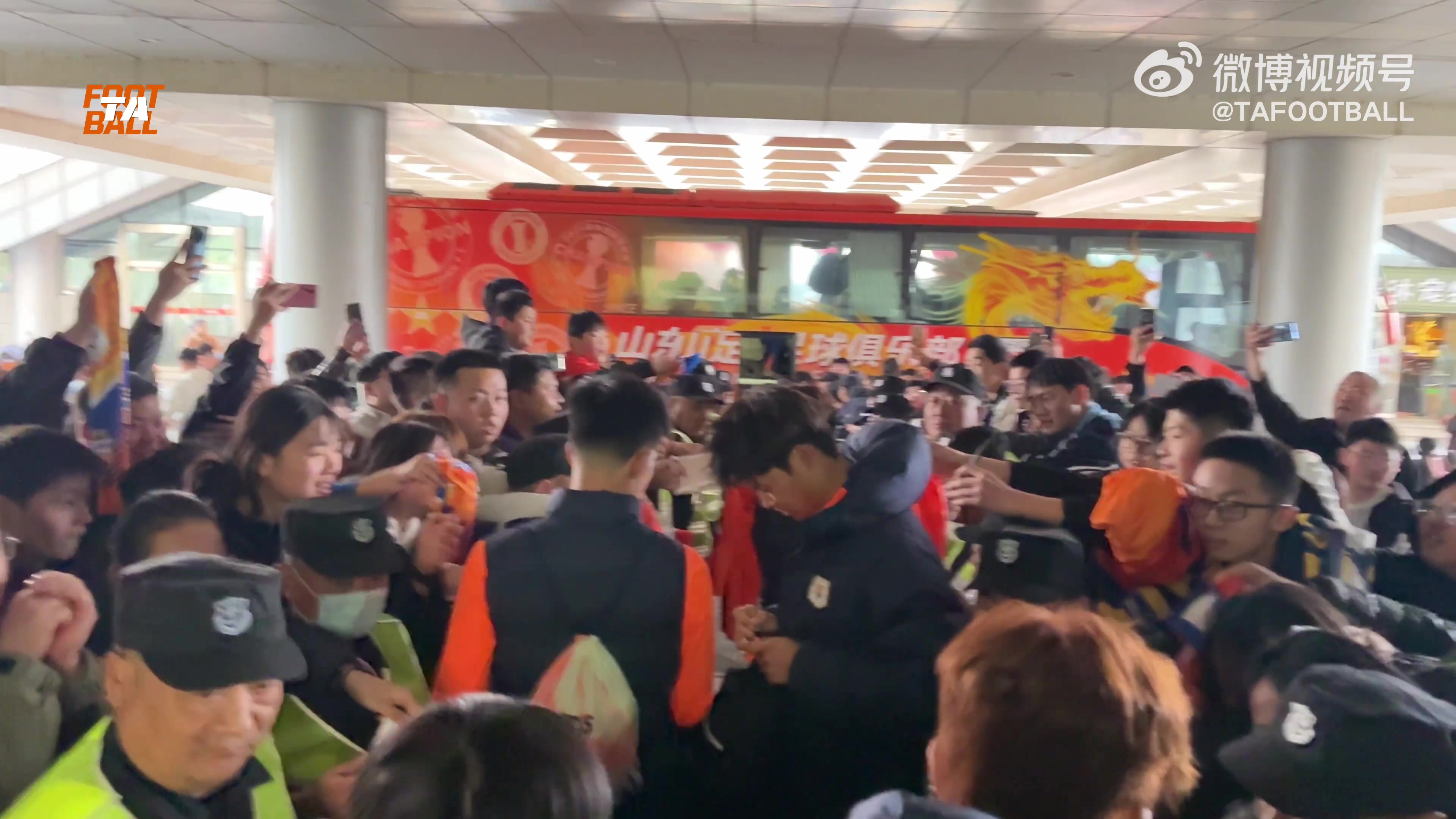 金年会金字招牌信誉至上人气火爆🔥泰山B队征战中乙，赛后球员通道水泄不通