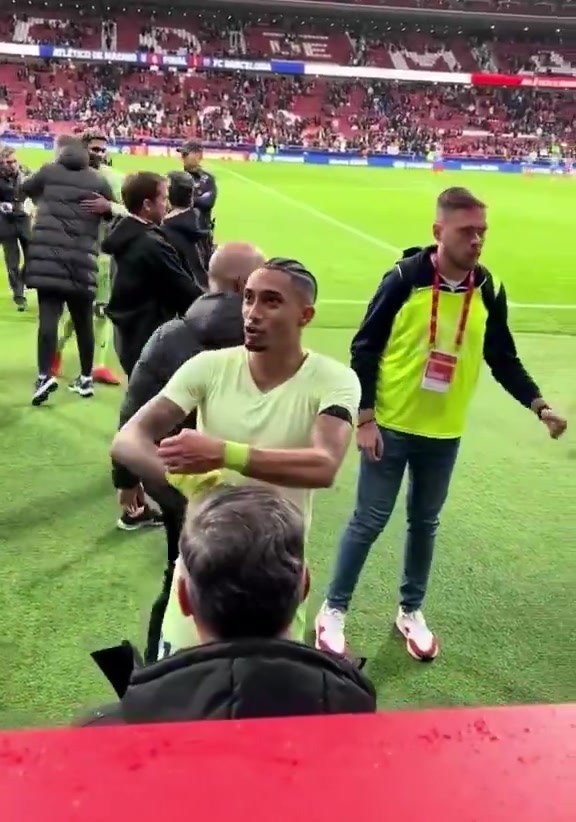 金年会金字招牌诚信至上饥不择食🤣球迷向拉菲尼亚索要绷带，他一脸难以置信&笑着赠送