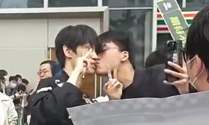 金年会男孩子也要保护自己!昨日NIP主场作战 Doinb遭男粉对嘴强吻