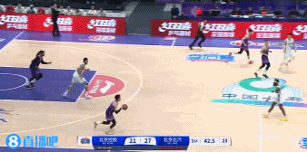 金年会金字招牌诚信至上用力过猛！廖三宁突到禁区 起飞滑翔单臂劈扣但扣飞了