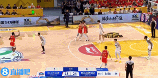 金年会帮倒忙呢？小巴里-布朗两罚不中后 对王睿泽三分犯规送三罚...