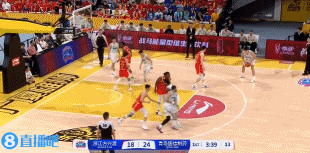 金年会帮倒忙呢？小巴里-布朗两罚不中后 对王睿泽三分犯规送三罚...