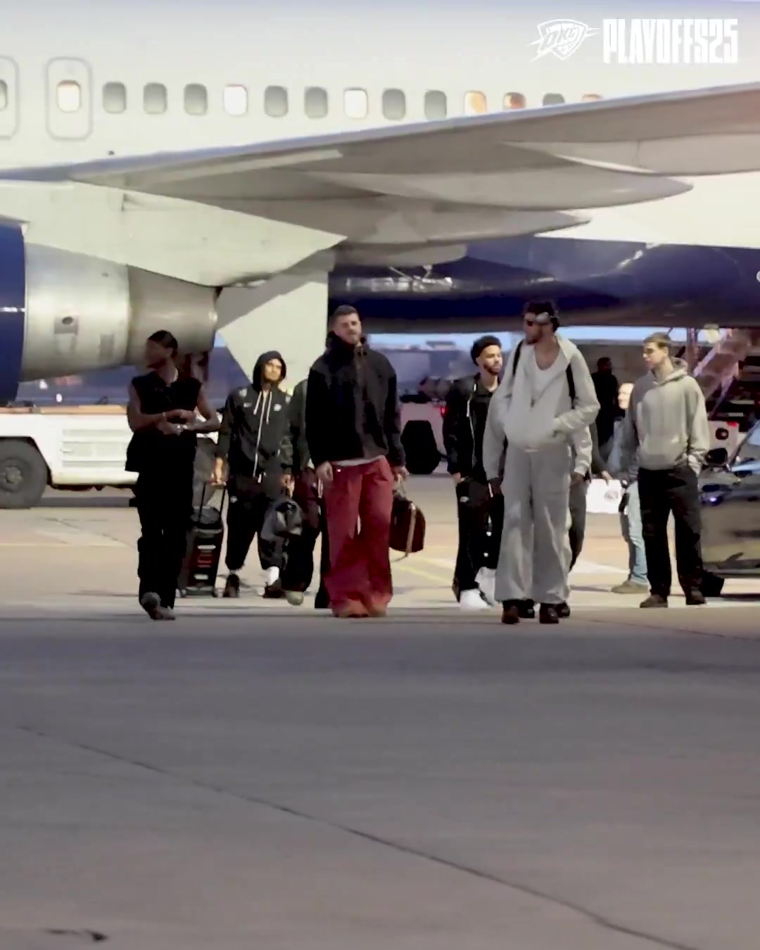 金年会金字招牌诚信至上雷霆4-0横扫晋级西部半决赛！俄克拉荷马球迷深夜热情接机