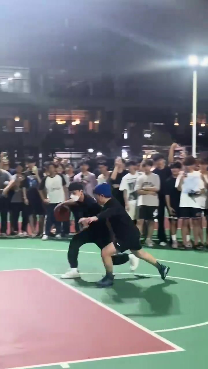 金年会金字招牌诚信至上徐杰参加校园行活动单挑命中超远三分再秀熟悉“晚安安”庆祝🌙