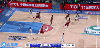 金年会冲击力十足！小巴里-布朗直杀篮下 对抗防守左手高抛打成2+1