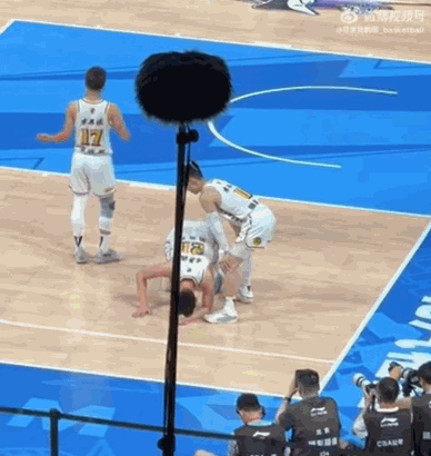 金年会金字招牌信誉至上胡金秋趴在地上狂吐！孙铭徽摊手向裁判示意大秋是被肘击了！