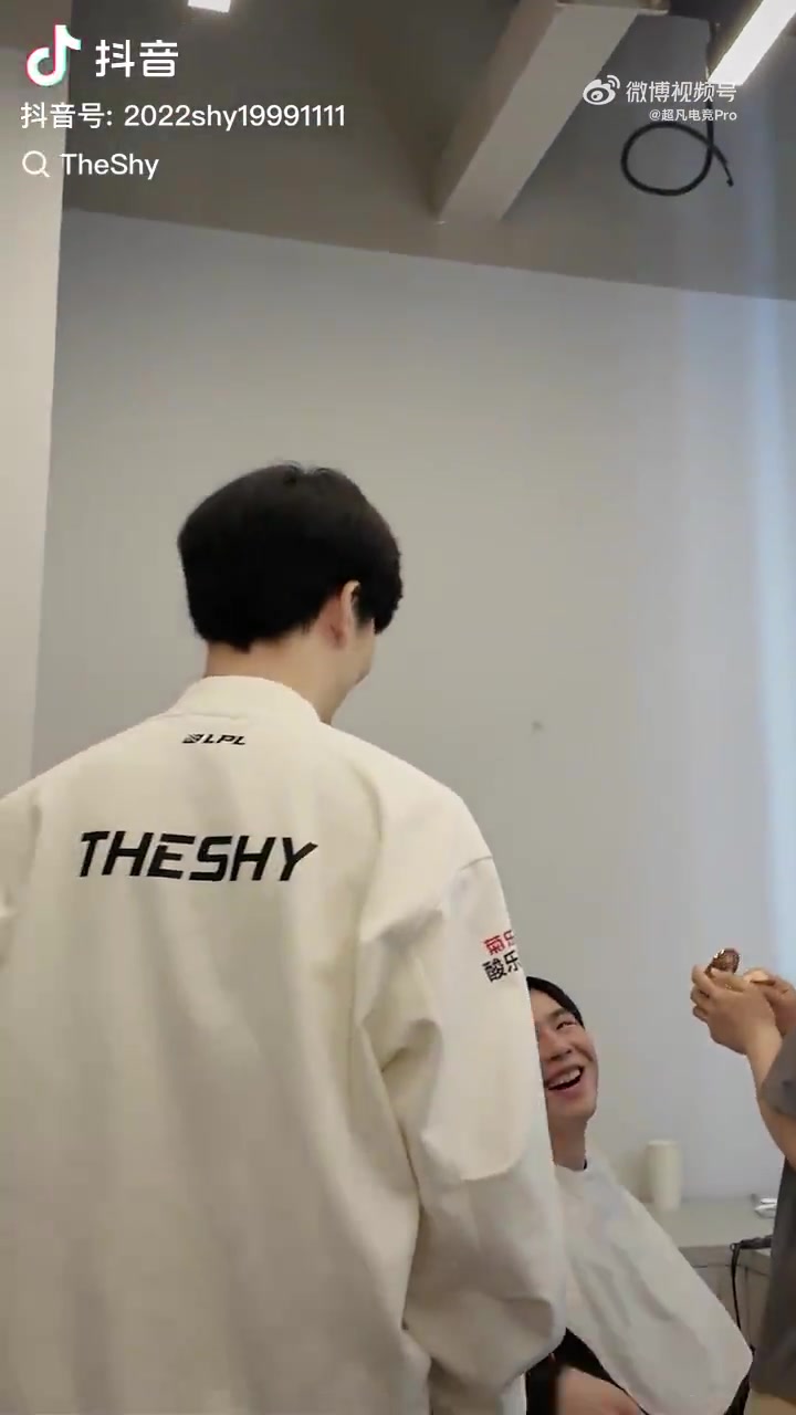 金年会TheShy赛后更新视频分享与Zdz后台见面视频：又见面咯！