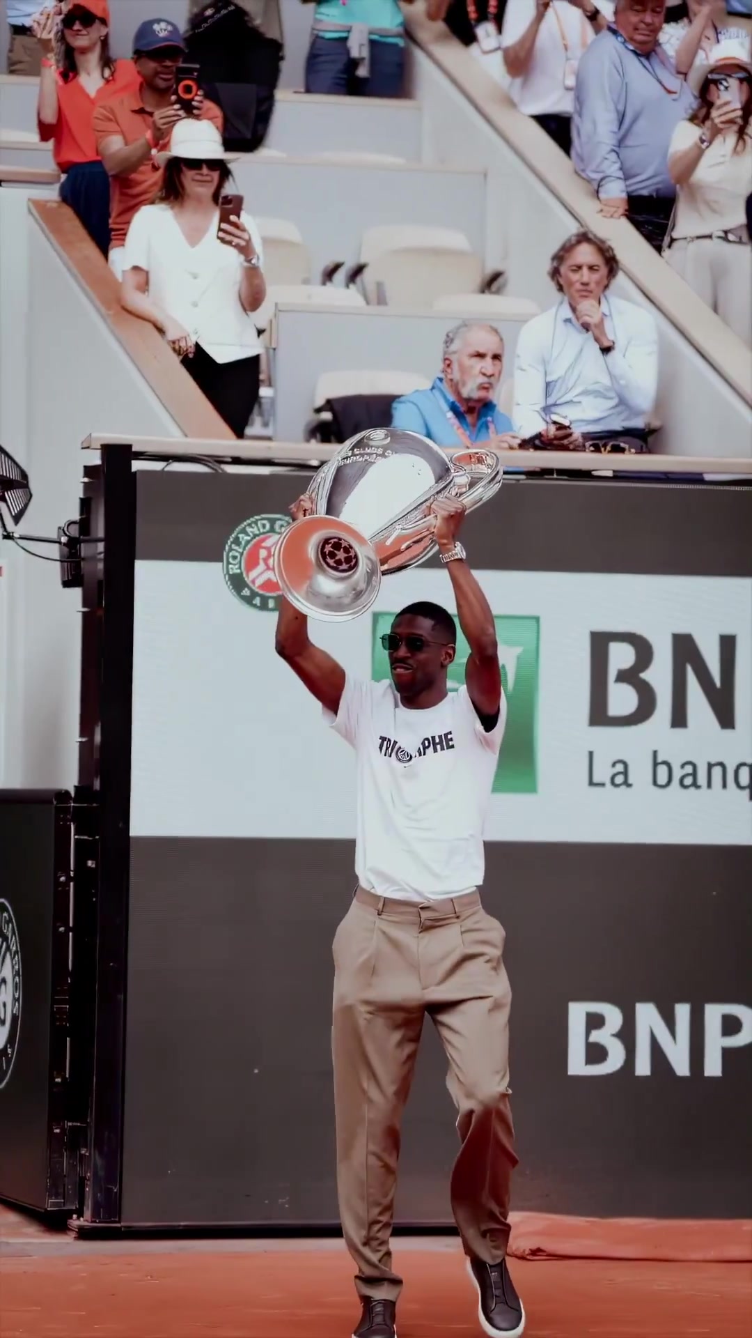 金年会体育🏆登贝莱现身法网，现场展示欧冠冠军奖杯